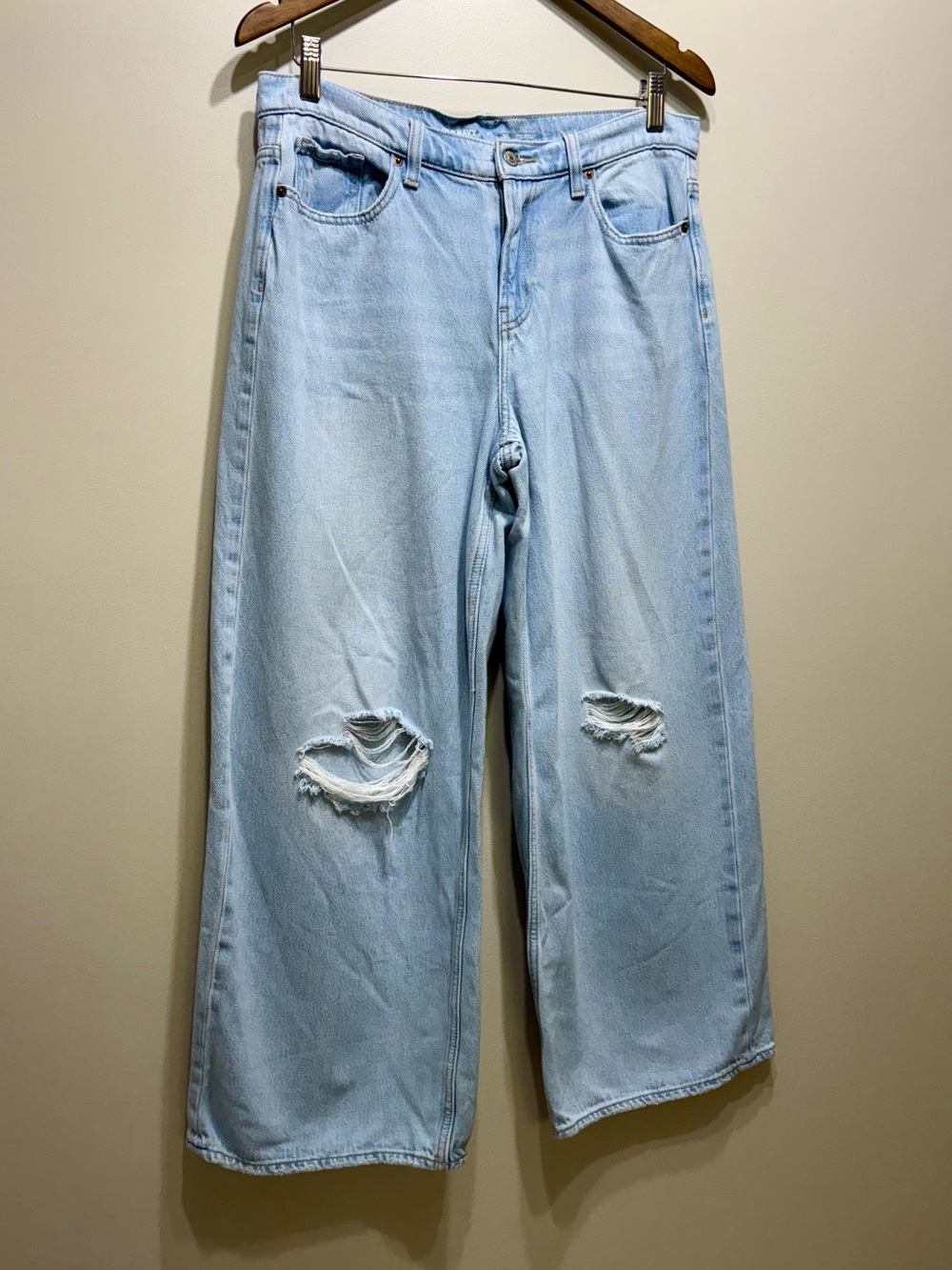 Old Navy Mid Rise Baggy Wide Leg Ripped Jeans Light Wash Size 8 - Picture 9 of 9